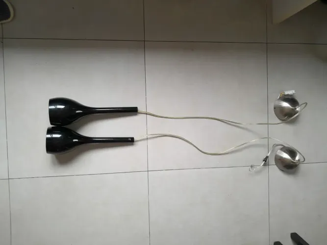 Par de pendentes modernos pretos e prateados