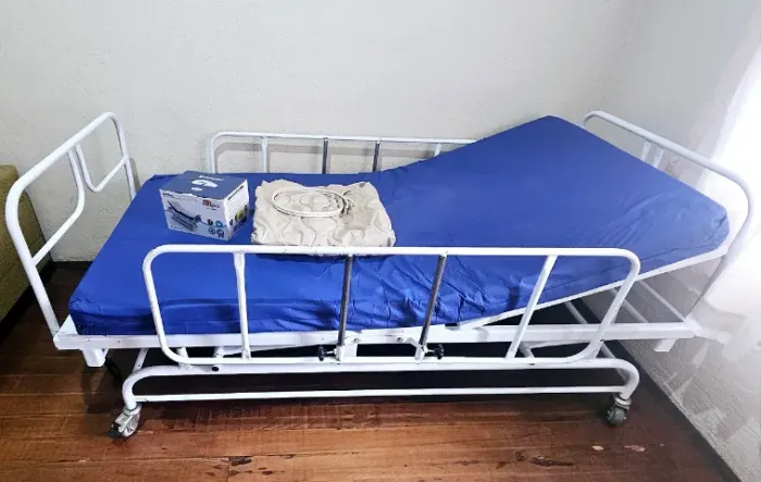 Cama Hospitalar Manual 3 Movimentos + Colchão + Capa + Colchão Pneumático - Ótimo Estado