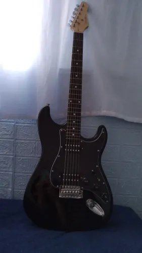 Guitarra Giannini g102 semi nova, mais pedaleira cube baby e amplificador Sheldon 