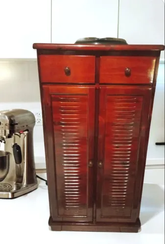 Linda Cômoda de Madeira com 2 Gavetas 2 Portas e 4 Prateleiras, na cor Mogno Toda Inteira.