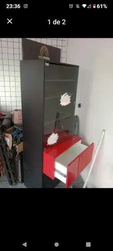 Expositor com porta de vidro e gaveta.
