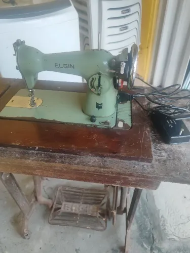 Vendo máquina de costura antiga, relíquia.
