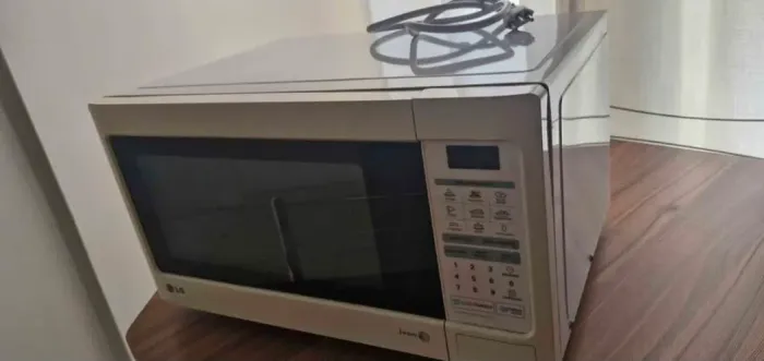 Micro-ondas Para USO de Peças.<br>Está sem o prato!