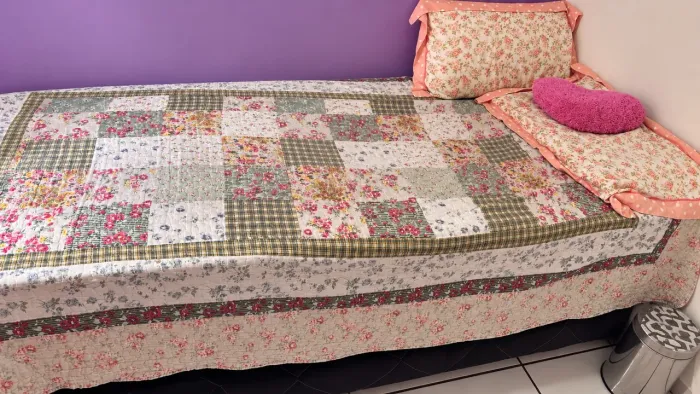 Cama de solteiro com a auxiliar