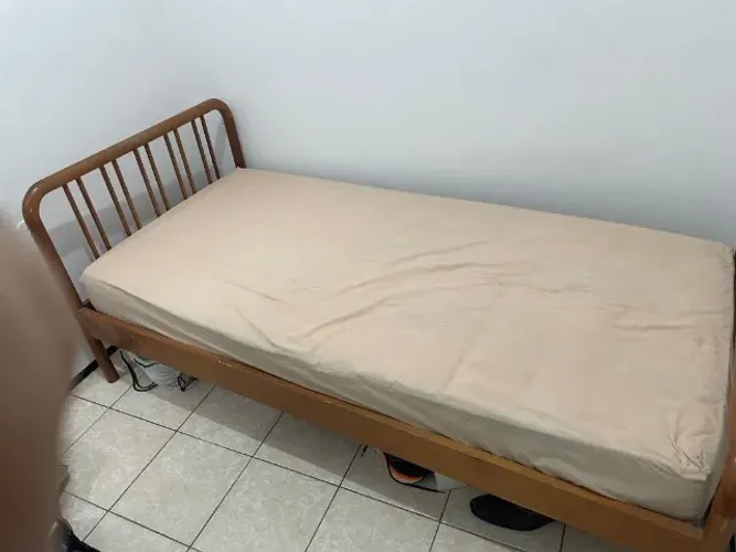 Cama de Solteiro de Madeira com Colchão novo