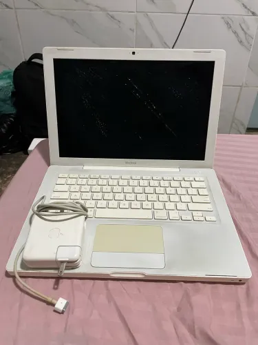 MacBook Vintage White 2007 (MacBook3,1) com defeito