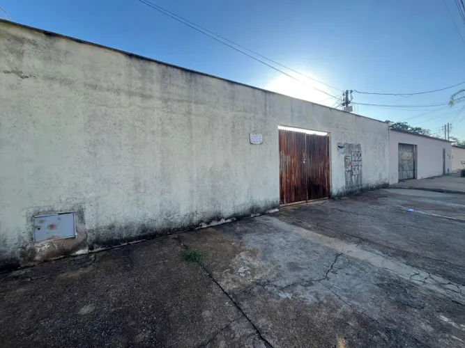 Vende-se lote com 5 Kit Net com 1 quarto, 1 banheiro, sala, cozinha, com frente de 12,30m,