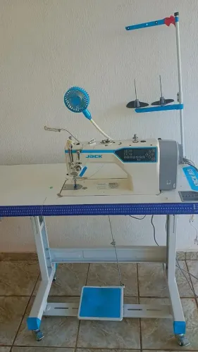MÁQUINA DE COSTURA JACK