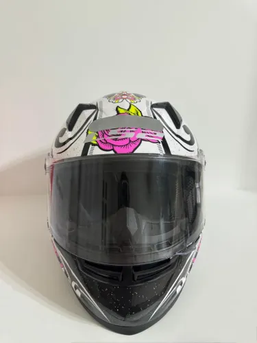 Capacete Integral Caveira Com Tatuagem De Rosas Branco