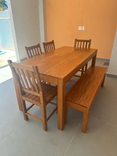 Mesa de madeira maciça + banco + 4 cadeiras