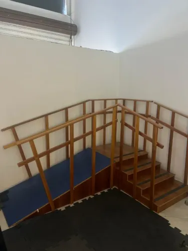 VENDO ESCADA PARA REABILITAÇÃO E RAMPA PARALELA