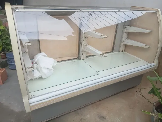 Vende se esse balcão expositor