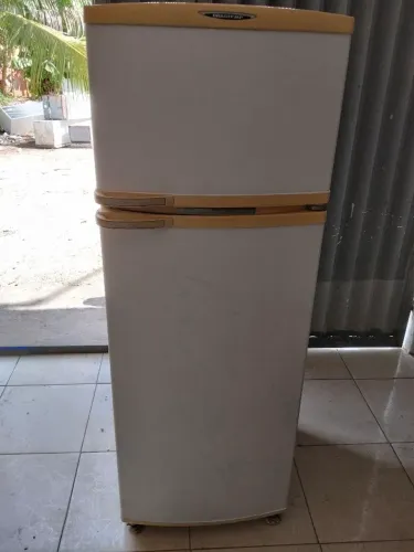 Geladeira Eletrolux Frost Free 127 voltes gelando muito bem em cima e em baixo