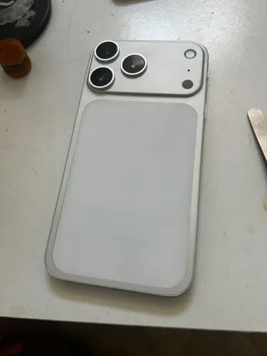 iPhone XR na carcaça do 17 pro
