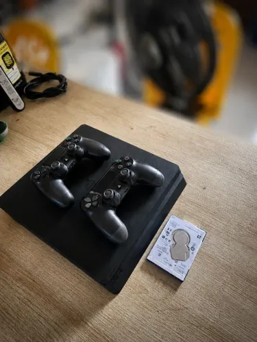 PS4 Slim 1TB | 2 Controles | HD de 1TB | Todos os cabos