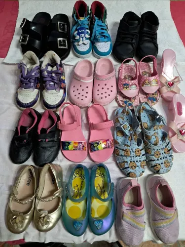 Lote de 13 pares de calçados infantis (tênis, melissa, sandália, botas etc)