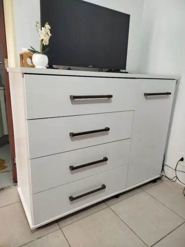 Cômoda Branca com 4 Gavetas e 1 Porta - Excelente Estado