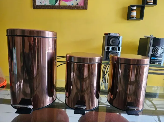 Lixeiras grande e pequenas. 