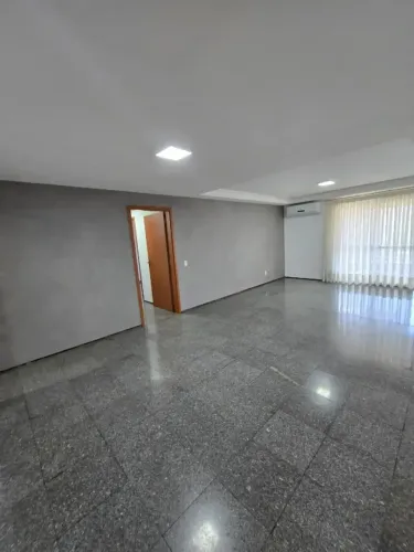 Portal da Villa, Adrianópolis, andar alto, 190m2, 3 suítes, com closet, armários, climatiz