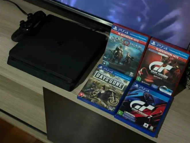 Play station 4 slim semi novo super conservado, 2 controles, 1tb, 4 jogos