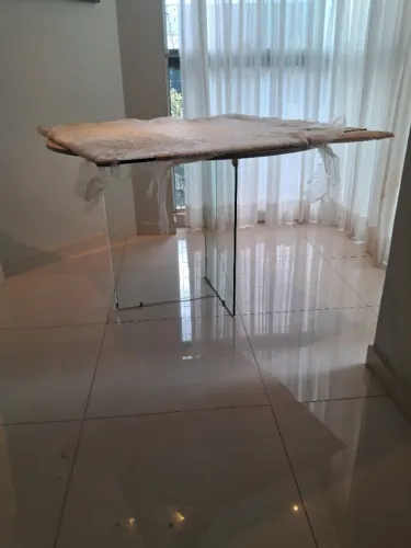 Mesa de sala quadrada TAMPO em vidro, pé em T em vidro também 