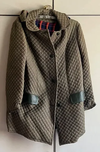 Parka em matelassê anos 80 estilo inglês todo forrado em xadrez bolsos em couro 