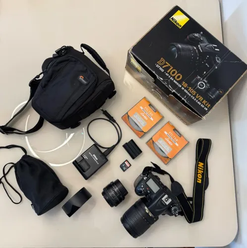 Camera Nikon D7100 (só 17 mil cliques) + lente 50mm + case + cartão de memória + flash