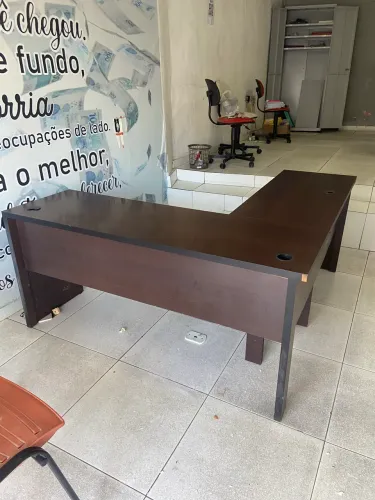 Birô gigante em forma de L