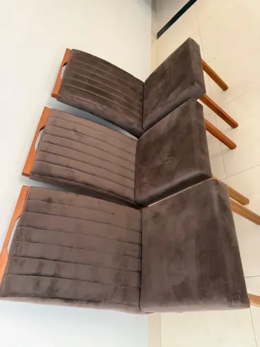Conjunto mesa e cadeiras de madeira