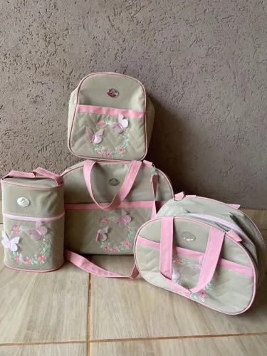 Berço e kit de bolsas maternidade