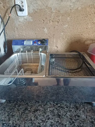 Fritadeira elétrica capacidade de 7 litros semi nova