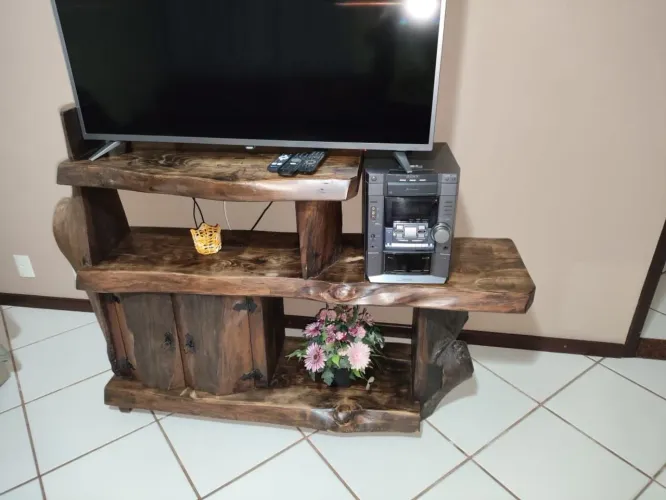 Rack em madeira maciça, portas e laterais feitos com tronco de madeira