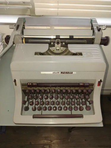 Máquina de escrever Olivetti Linea 88