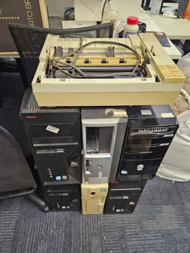 Combo com 6 computadores sem disco rígido e impressora matricial.