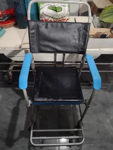 VENDE-SE CADEIRA DE BANHO E ASSEIO PARA IDOSO.