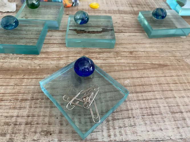 Peso para papel com porta clips
