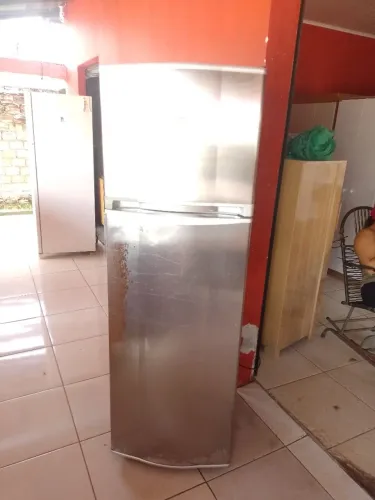 GELADEIRA CONSUL FROST FREE GELO SECO 330 LITROS PEQUENA USADA COM MARCAS DE USO 