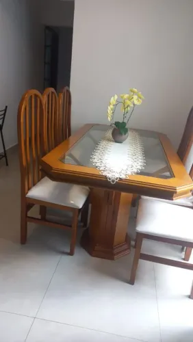 Mesa de madeira com 6 cadeiras