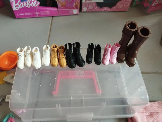 Diversos acessórios de Barbie (sapatos, bolsas, roupas etc)