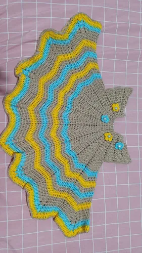 Vestido para bebê em crochê bege com listras