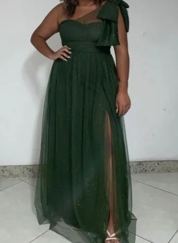 Vestido madrinha verde oliva com brilho e fenda 