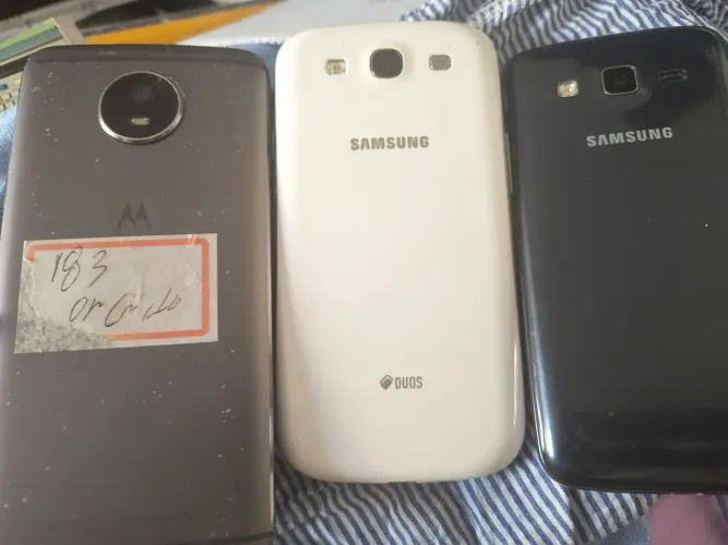 3 celulares Android defeito 1 Motorola 2 Samsung. Entrego metrô Brigadeiro ou São Joaquim