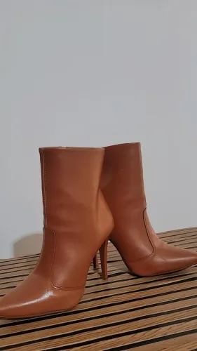 Bota marrom, salto alto,elegante