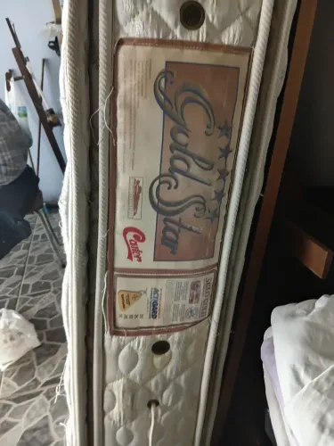 Cama de solteiro com colchão de molas castor. Usado em excelente condição