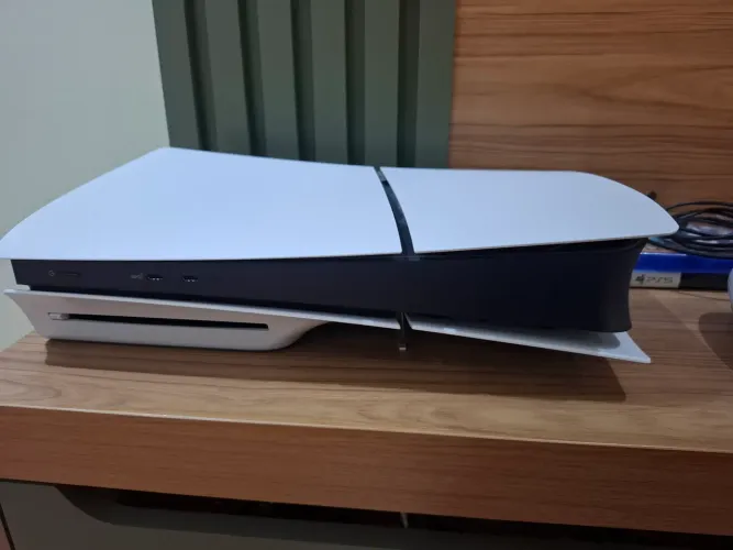 PS5 - Slim, mídia física, 2 jogos - Menos de 1 mês de uso, Vendendo para comprar notebook.