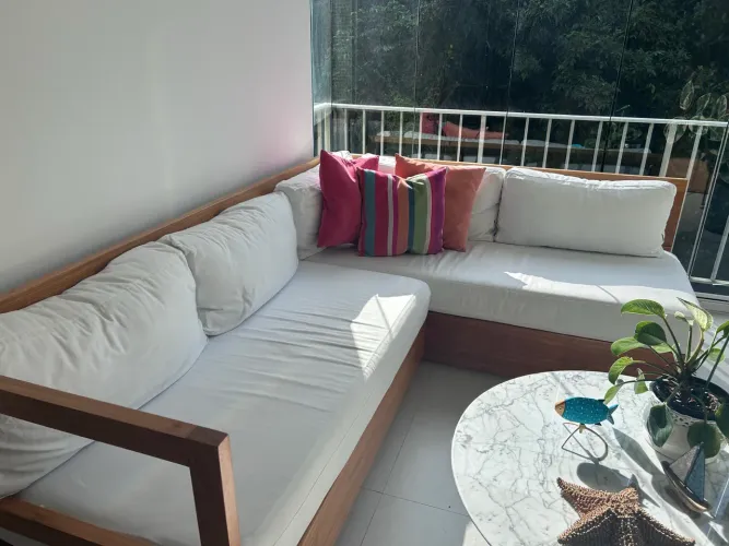 Sofá de madeira em L com almofadas soltas removíveis