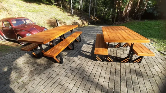 Mesa com bancos