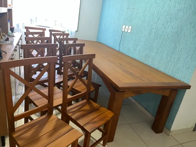 Mesa de madeira peroba rosa 3 metros de comprimento e com 10 cadeiras 