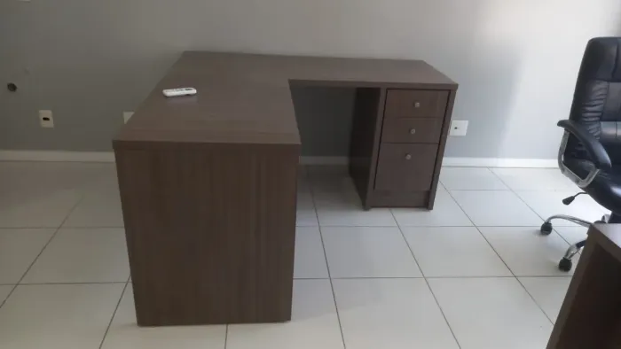 2 Mesas de Escritório em L (1,50m X 0,60m) com Gaveteiro em excelente estado.