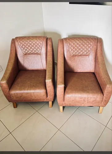 Vendo 2 poltronas em um bistrô com 4 banquetas pouco tempo de uso 
